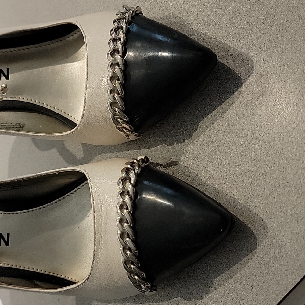 ANNE KLEIN CREME AND BLACK PATENT AKYAVARI HEELS W/ SILVER CHAIN ACCENT SIZE 9.5 - Picture 2 of 5